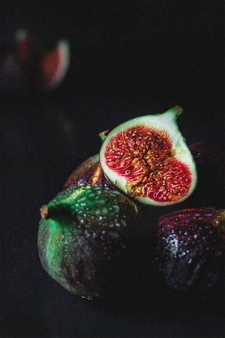 close up of whole figs and one slicesd in half 